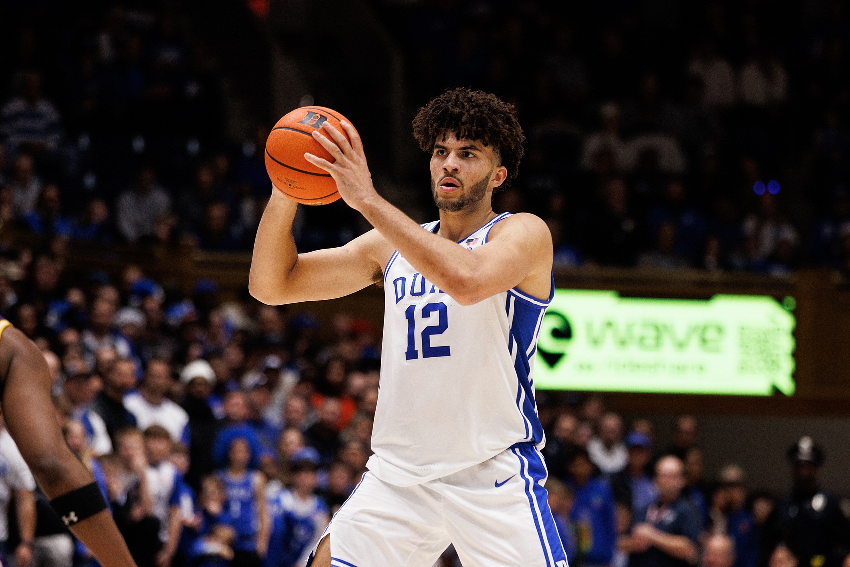 实时比分-老K教练：卡梅隆·布泽尔在同龄人中遥遥领先 很聪明能抢板会传球